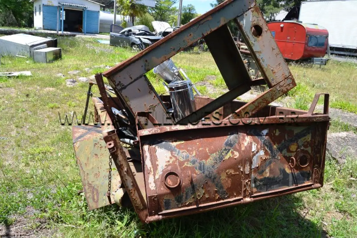 LOTE 01 - SUCATA DE FERRO COM PESO APROXIMADO DE 6.000 KG