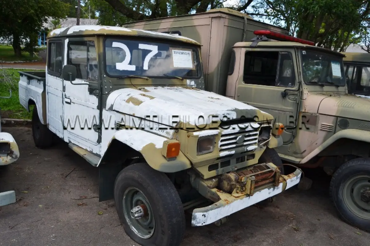 LOTE 027 - MARCA/MODELO: RÁDIO CABINE DUPLA TOYOTA BANDEIRANTE BJ55LP