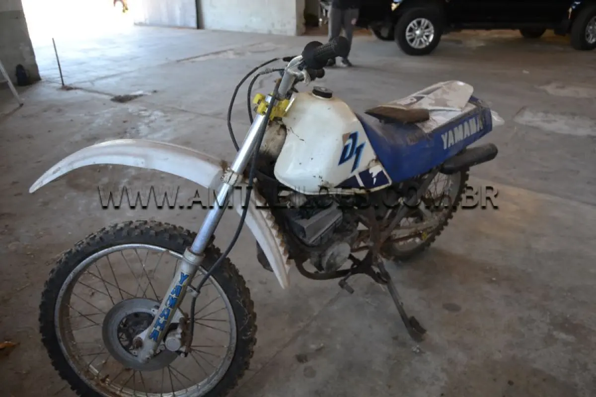 LOTE 017 - SUCATA - MOTOCICLETA; YAMAHA/DT 180 Z,  Placa: ICS6379, UF: RS; Ano: 1989; Cor: Branca, RENAVAM: 577120360;  Chassi: 9C62TW000K0020351;  Motor: 2TW020351.
