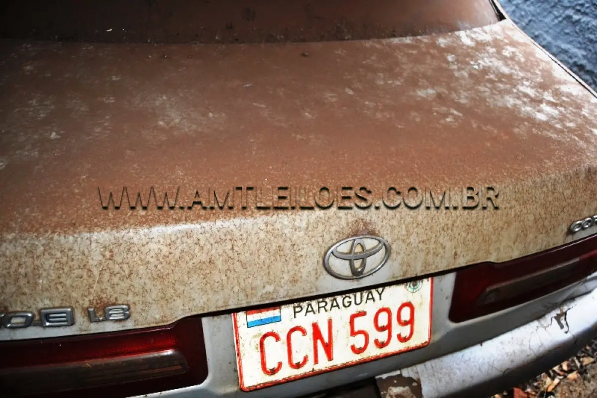 LOTE 006 - SUCATA: Espécie: AUTOMÓVEL, COROLA PREMIO/1999, COM EMPLACAMENTO DO EXTERIOR PARAGUAI, Placa: CCN599 / Cor: Branca.