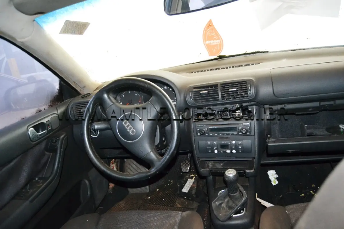 LOTE 004 - SUCATA: Espécie: AUTOMÓVEL, AUDI 3 COM EMPLACAMENTO DO EXTERIOR ARGENTINA / Placa: EOB424 / Cor: Cinza.