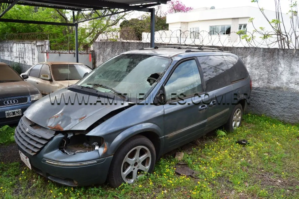 LOTE 008 - SUCATA - CHRYSLER / TOW AND COUNTRY, Placa: OBC774, UF: PARAGUAY, Ano: 2005/ Cor: Verde, Chassi: 2C8GP64L55R294296.