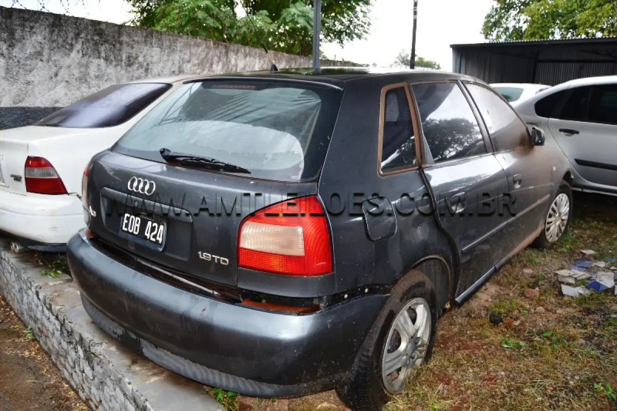 LOTE 004 - SUCATA: Espécie: AUTOMÓVEL, AUDI 3 COM EMPLACAMENTO DO EXTERIOR ARGENTINA / Placa: EOB424 / Cor: Cinza.