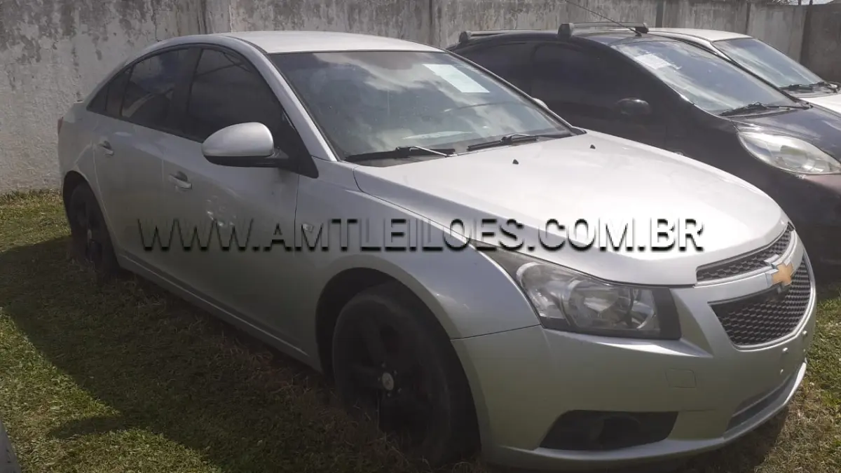 LOTE 008 - SUCATA: Espécie: AUTOMÓVEL, CHEVROLET/CRUZE, COM EMPLACAMENTO DO EXTERIOR URUGUAI,  Placa: LEA5365, Ano: 2012, Combustível: Gasolina, Cor: Prata.