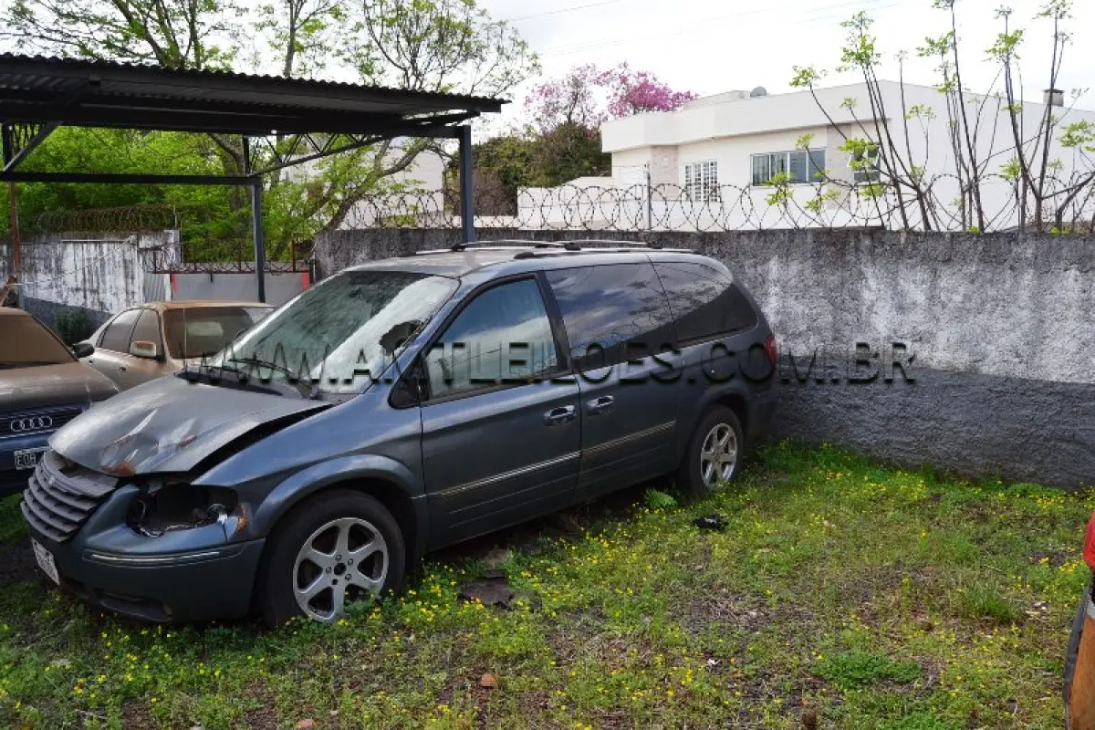 LOTE 008 - SUCATA - CHRYSLER / TOW AND COUNTRY, Placa: OBC774, UF: PARAGUAY, Ano: 2005/ Cor: Verde, Chassi: 2C8GP64L55R294296.