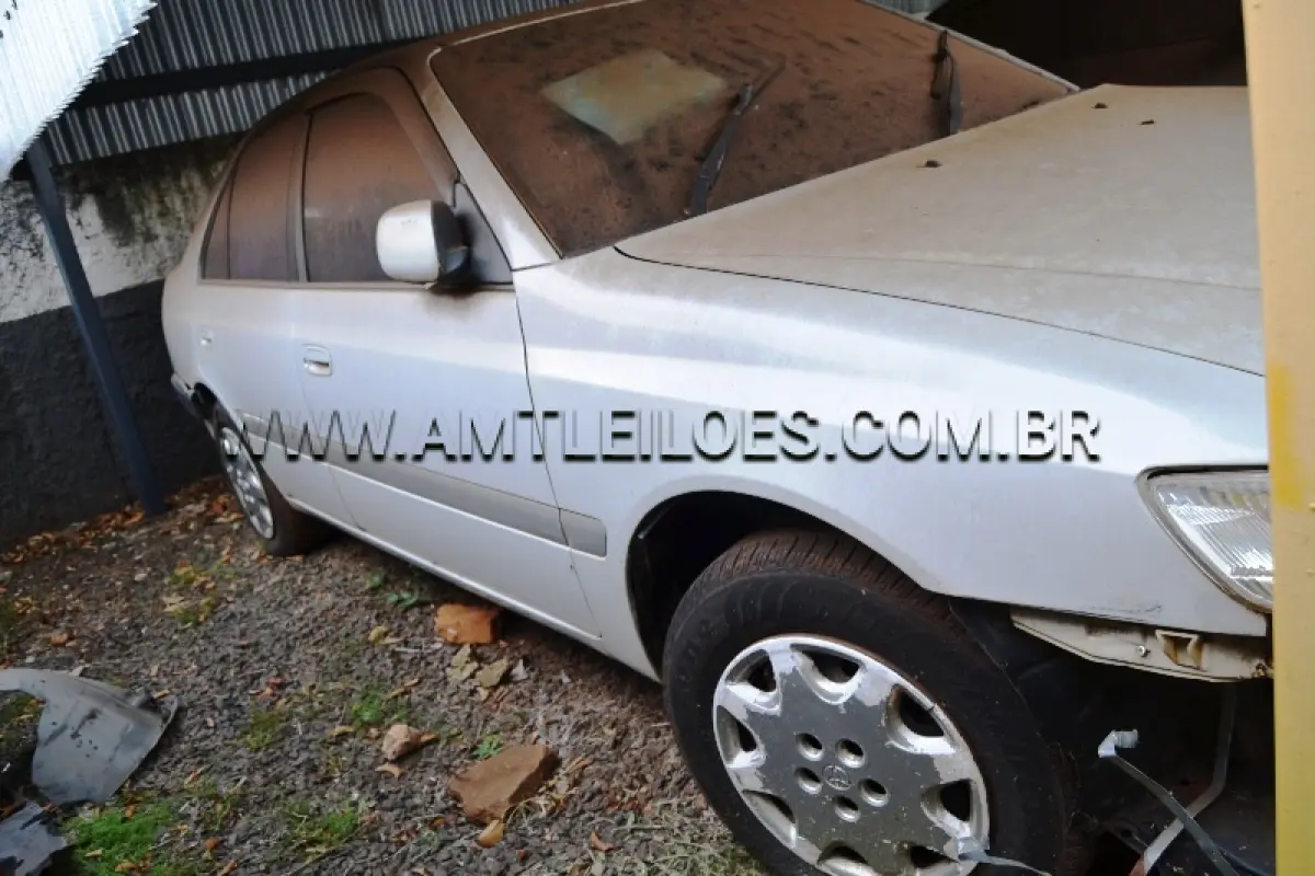 LOTE 006 - SUCATA: Espécie: AUTOMÓVEL, COROLA PREMIO/1999, COM EMPLACAMENTO DO EXTERIOR PARAGUAI, Placa: CCN599 / Cor: Branca.