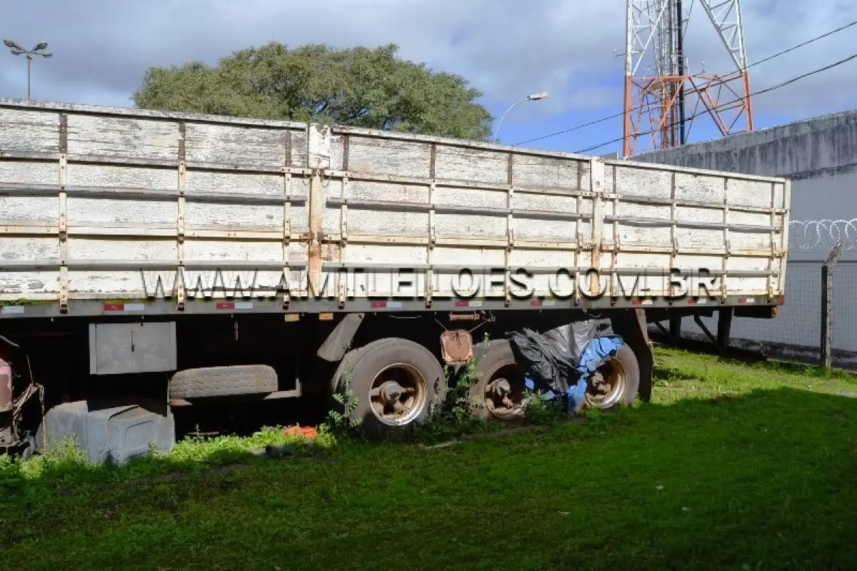 LOTE 005 - SEMI-REBOQUE, Marca/Modelo; SR/NOMA SR3E27 CG, Placa: HRV0467, UF: MS; Ano/Mod: 1999; Cor: Branca, RENAVAM: 720042330; Chassi: 9EP071330X1000659.