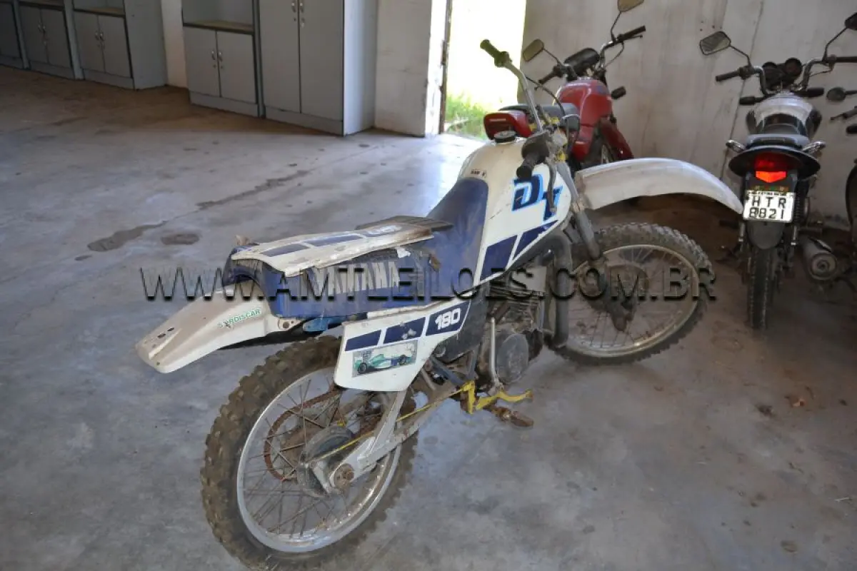LOTE 017 - SUCATA - MOTOCICLETA; YAMAHA/DT 180 Z,  Placa: ICS6379, UF: RS; Ano: 1989; Cor: Branca, RENAVAM: 577120360;  Chassi: 9C62TW000K0020351;  Motor: 2TW020351.
