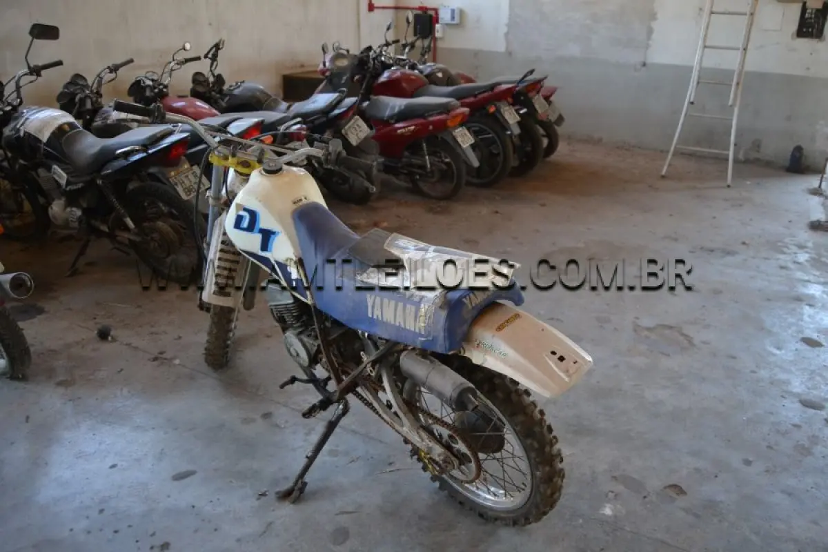 LOTE 017 - SUCATA - MOTOCICLETA; YAMAHA/DT 180 Z,  Placa: ICS6379, UF: RS; Ano: 1989; Cor: Branca, RENAVAM: 577120360;  Chassi: 9C62TW000K0020351;  Motor: 2TW020351.