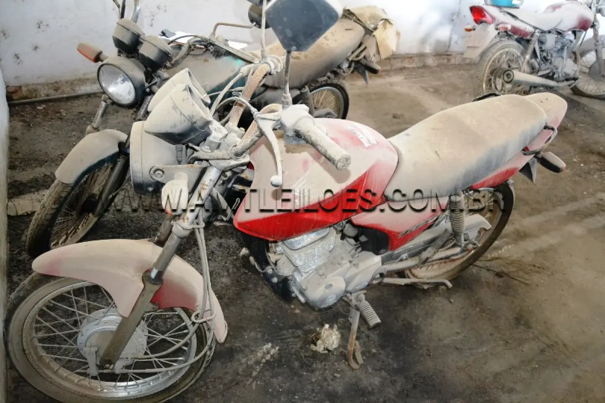 LOTE 007 - Espécie: PASSAGEIRO / Marca: HONDA / Modelo: CG 150 TITAN KS / Placa: IMG3483 / Ano fabricação: 2004 / Ano modelo: 2004 / Cor: VERMELHA / Chassi: 9C2KC08105R002465 / Motor: KC08E15002465 / Renavam: 845164414