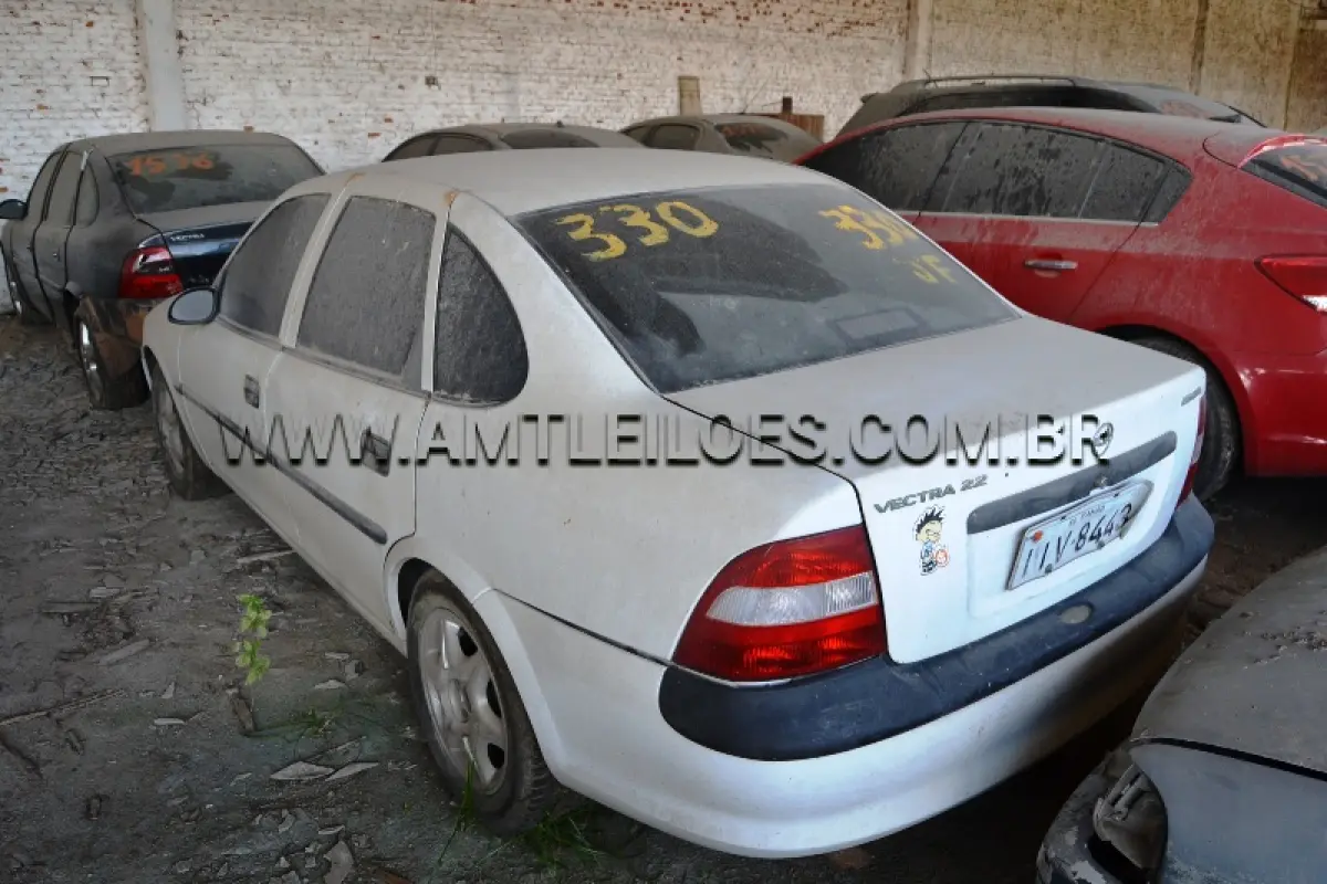LOTE 010 - Espécie: PASSAGEIRO / Marca: GM / Modelo: VECTRA GLS / Placa: IIV8443 / Ano fabricação: 1999 / Ano modelo: 1999 / Cor: BRANCA / Chassi: 9BGJK19H0XB534350 / Motor: JU0051707 / Renavam: 716611422