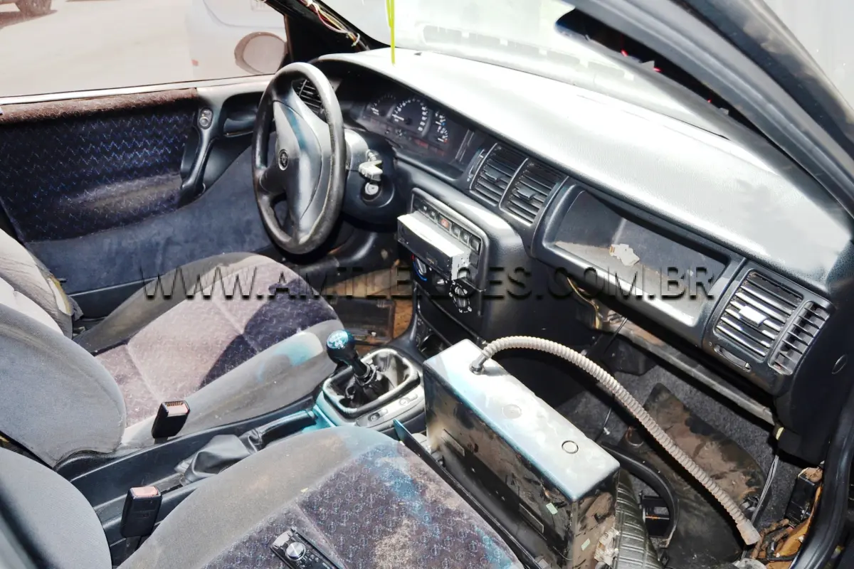 LOTE 020 - Espécie: PASSAGEIRO / Marca: GM / Modelo: VECTRA GLS / Placa: CKY9196 / Ano fabricação: 1999 / Ano modelo: 1999 / Cor: PRETA / Chassi: 9BGJK19H0XB547867 / Motor: JU0064237 / Renavam: 725581468