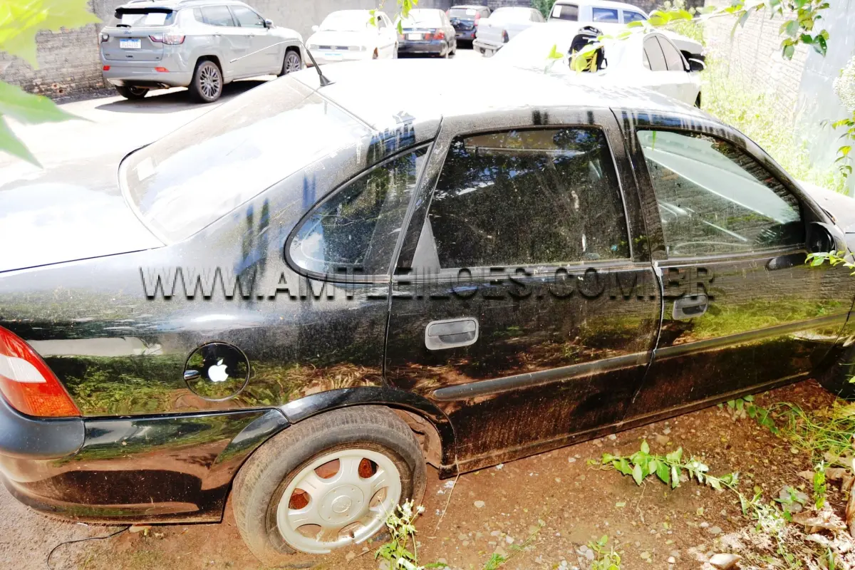 LOTE 020 - Espécie: PASSAGEIRO / Marca: GM / Modelo: VECTRA GLS / Placa: CKY9196 / Ano fabricação: 1999 / Ano modelo: 1999 / Cor: PRETA / Chassi: 9BGJK19H0XB547867 / Motor: JU0064237 / Renavam: 725581468