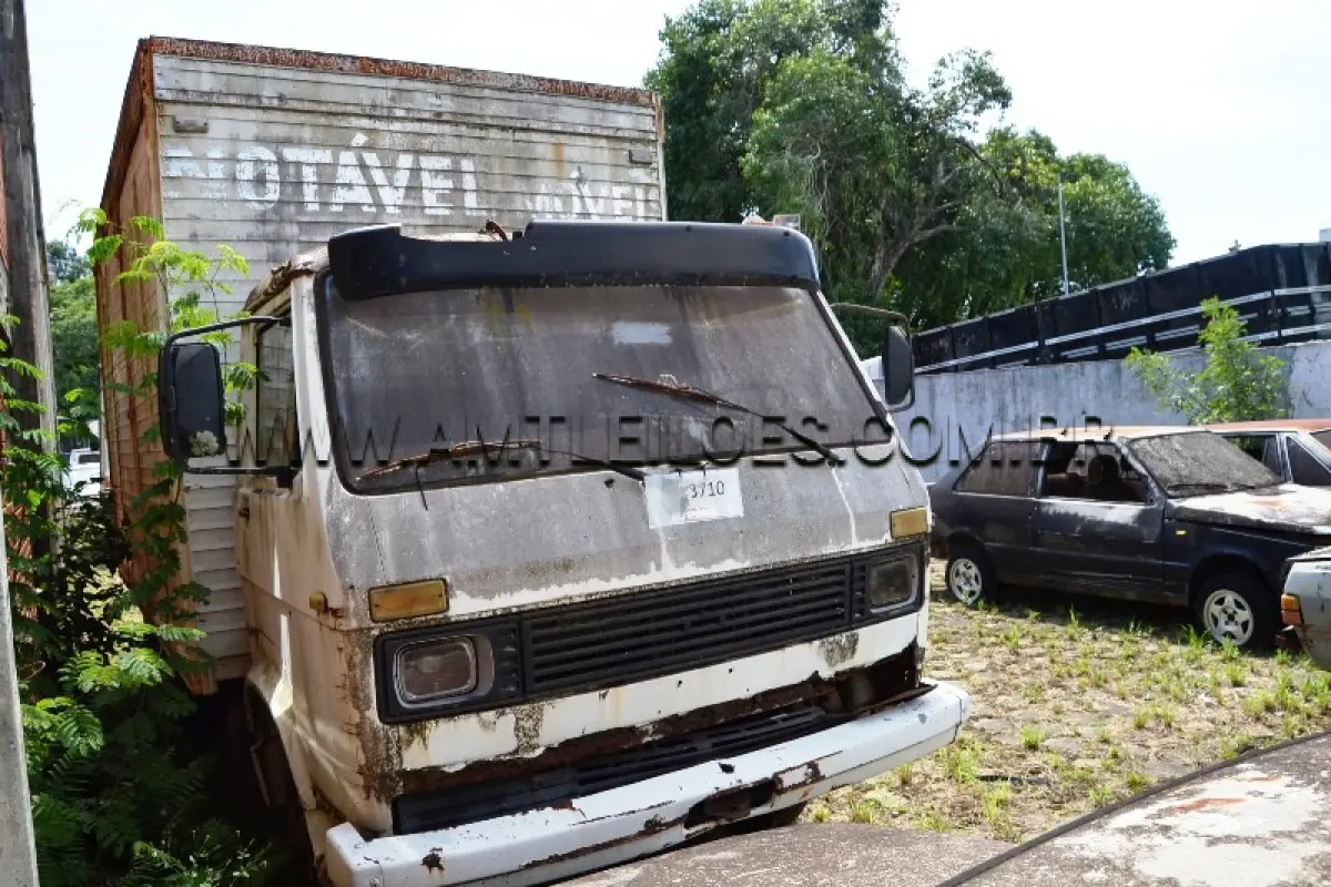 LOTE 014 - SUCATA: Espécie: CARGA / Marca: VW / Modelo: 6.90 S / Placa: LYJ3710 / Ano fabricação: 1985 / Ano modelo: 1985 / Cor: BRANCA / Chassi: V022633 / Renavam: 555891178