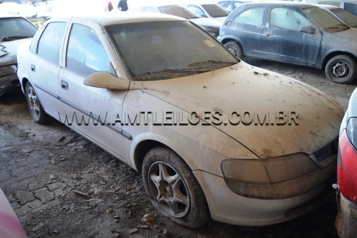 LOTE 010 - Espécie: PASSAGEIRO / Marca: GM / Modelo: VECTRA GLS / Placa: IIV8443 / Ano fabricação: 1999 / Ano modelo: 1999 / Cor: BRANCA / Chassi: 9BGJK19H0XB534350 / Motor: JU0051707 / Renavam: 716611422