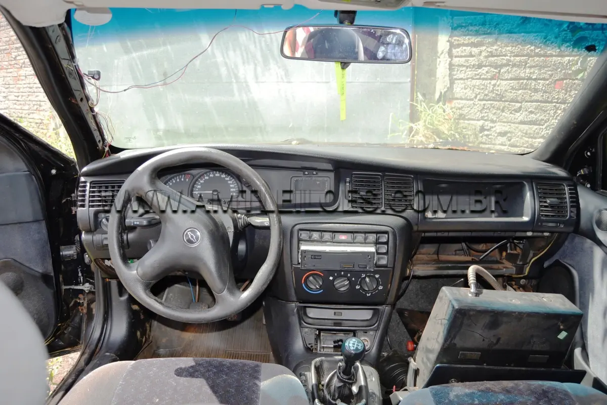 LOTE 020 - Espécie: PASSAGEIRO / Marca: GM / Modelo: VECTRA GLS / Placa: CKY9196 / Ano fabricação: 1999 / Ano modelo: 1999 / Cor: PRETA / Chassi: 9BGJK19H0XB547867 / Motor: JU0064237 / Renavam: 725581468