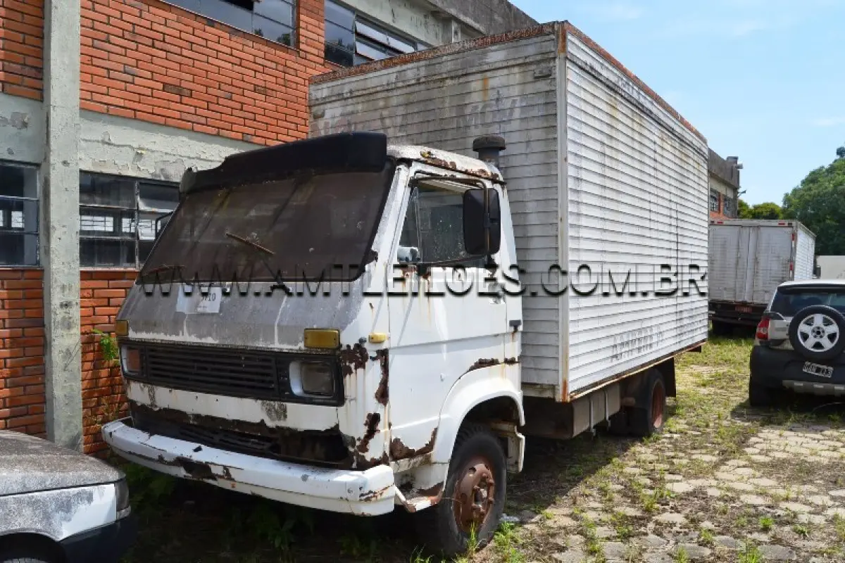 LOTE 014 - SUCATA: Espécie: CARGA / Marca: VW / Modelo: 6.90 S / Placa: LYJ3710 / Ano fabricação: 1985 / Ano modelo: 1985 / Cor: BRANCA / Chassi: V022633 / Renavam: 555891178