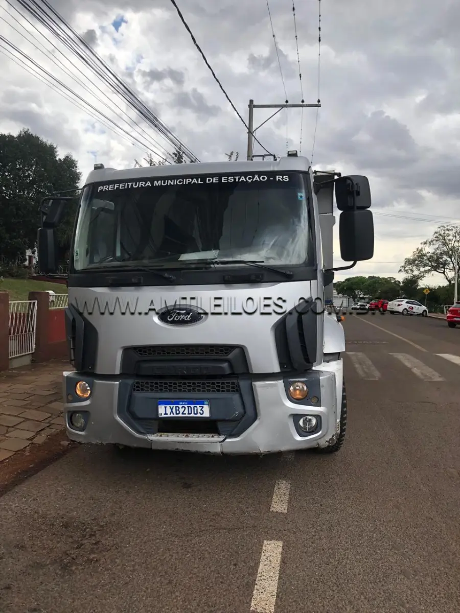 LOTE 012 - MARCA/MODELO: CAMINHÃO FORD/CARGO 2429, COM CAÇAMBA BASCULANTE Placa: IXB2D03, Ano/modelo: 2014/2015, Combustível: Diesel