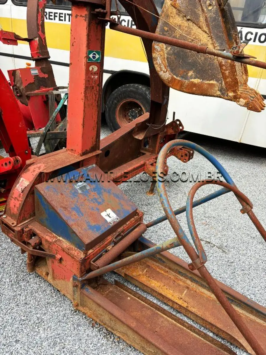 LOTE 017 - MARCA/MODELO: ENSILADEIRA COLHEDEIRA DE FORRAGEM COM 04 ROLOS,	 POTENCIA MÍNIMA PARA ACIONAMENTO MINIMO TDP 55CV
