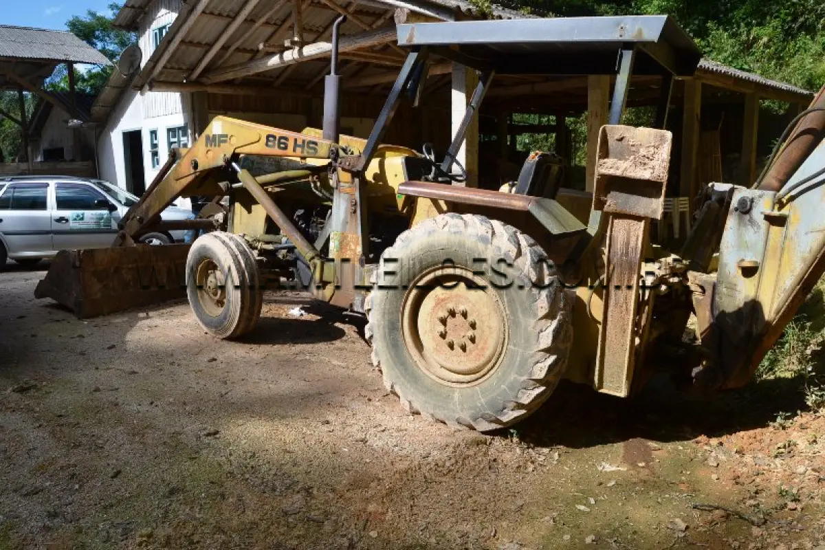 LOTE 009 - MARCA/MODELO: RETROESCAVADEIRA MASSEY FERGUSON / 86HS - Ano: 1990