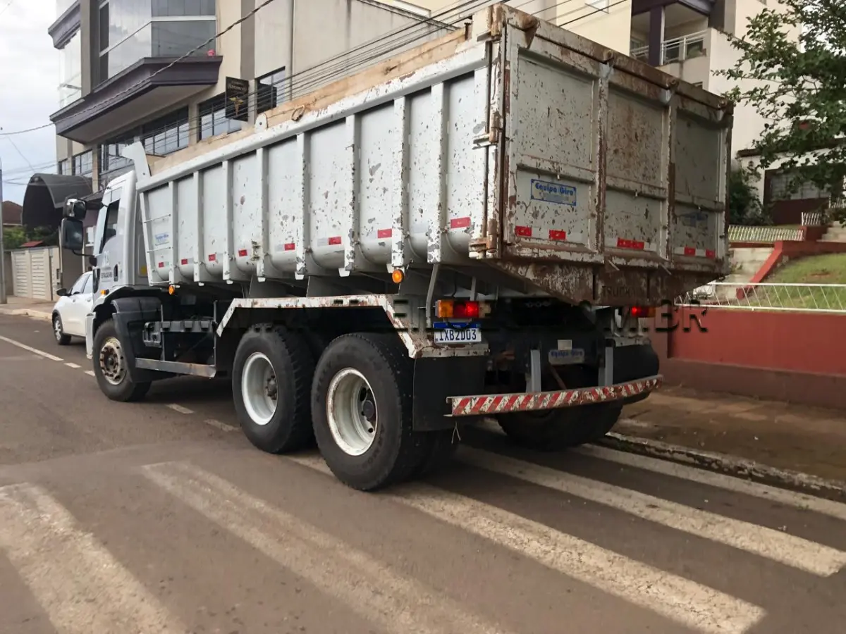 LOTE 012 - MARCA/MODELO: CAMINHÃO FORD/CARGO 2429, COM CAÇAMBA BASCULANTE Placa: IXB2D03, Ano/modelo: 2014/2015, Combustível: Diesel