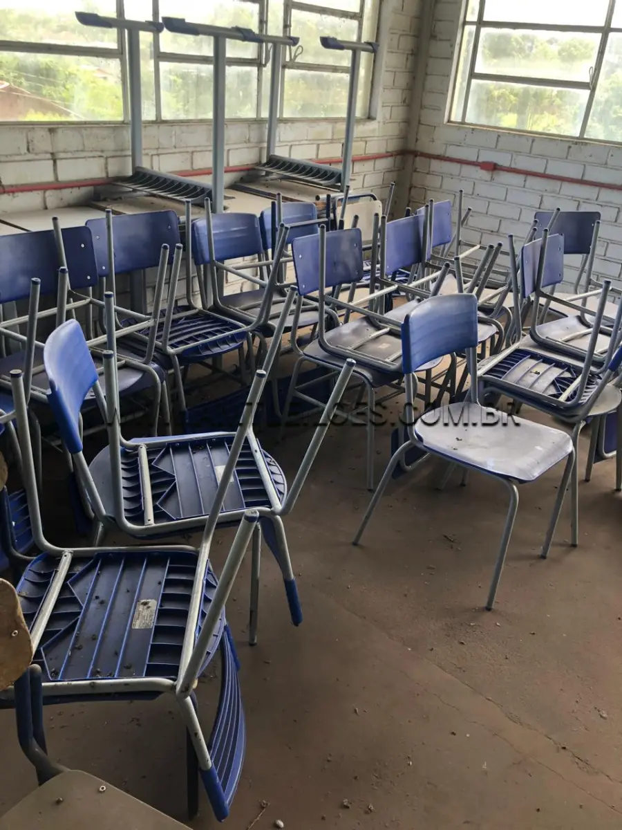 LOTE 001 - SUCATAS DE CLASSES E CADEIRAS ESCOLARES, BALCÃO, BEBEDOURO, ARQUIVO.