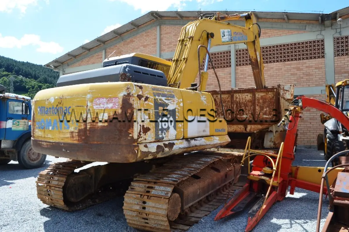 LOTE 008 - MARCA/MODELO: ESCAVADEIRA / KOMATSU - Ano: 2010