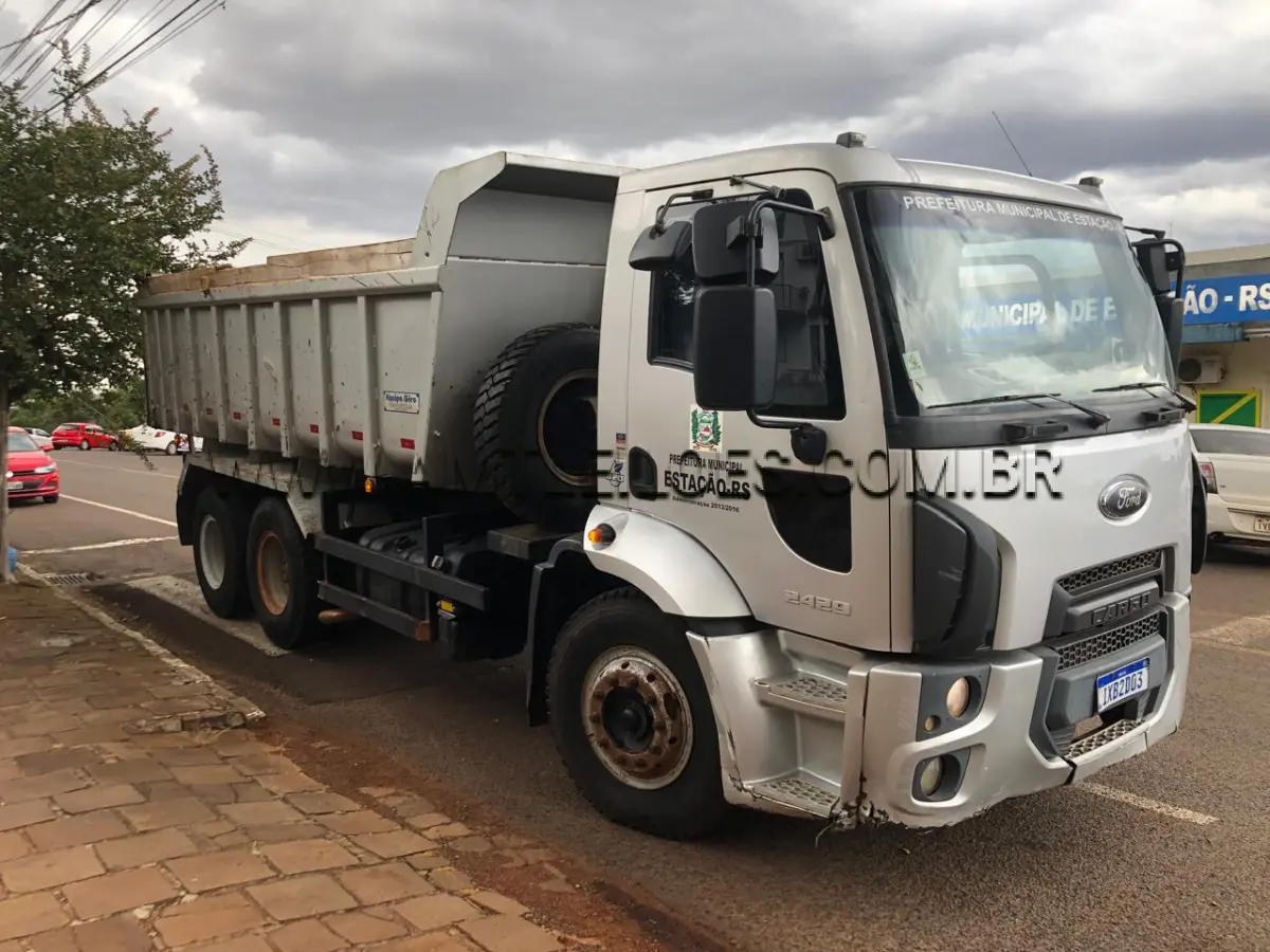 LOTE 012 - MARCA/MODELO: CAMINHÃO FORD/CARGO 2429, COM CAÇAMBA BASCULANTE Placa: IXB2D03, Ano/modelo: 2014/2015, Combustível: Diesel