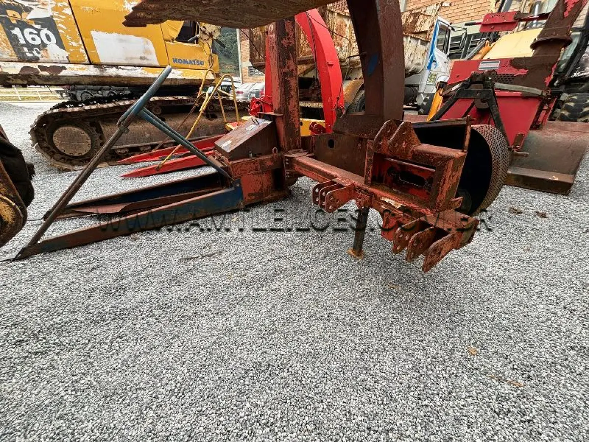 LOTE 017 - MARCA/MODELO: ENSILADEIRA COLHEDEIRA DE FORRAGEM COM 04 ROLOS,	 POTENCIA MÍNIMA PARA ACIONAMENTO MINIMO TDP 55CV