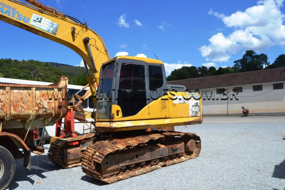 LOTE 008 - MARCA/MODELO: ESCAVADEIRA / KOMATSU - Ano: 2010