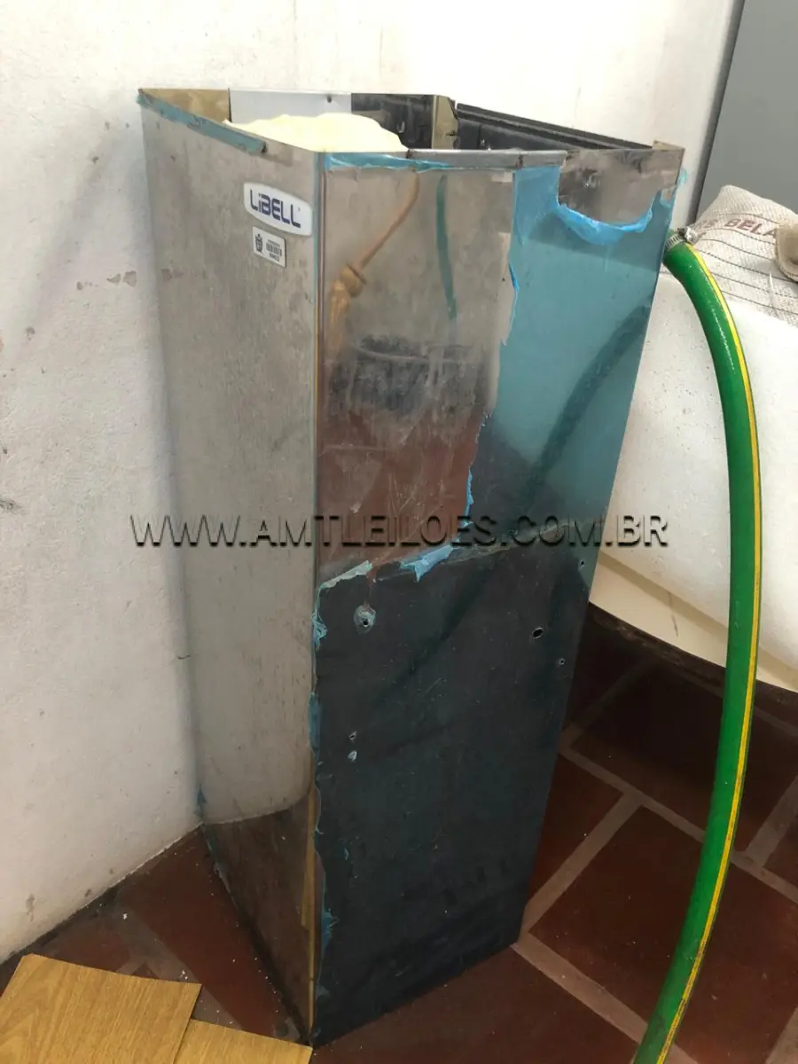 LOTE 001 - SUCATAS DE CLASSES E CADEIRAS ESCOLARES, BALCÃO, BEBEDOURO, ARQUIVO.