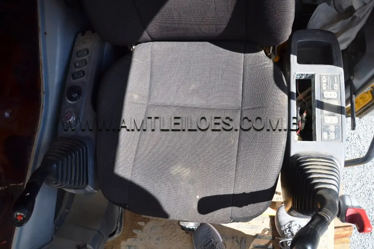 LOTE 008 - MARCA/MODELO: ESCAVADEIRA / KOMATSU - Ano: 2010