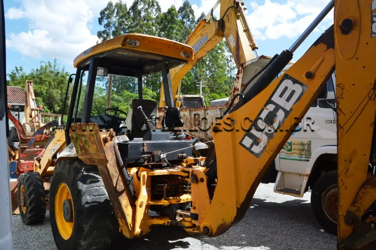 LOTE 010 - MARCA/MODELO: RETROESCAVADEIRA / JCB
