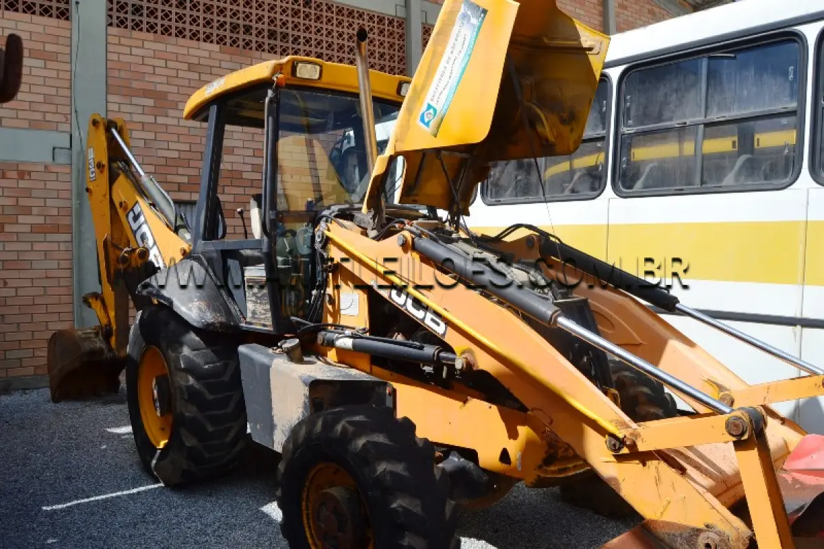 LOTE 010 - MARCA/MODELO: RETROESCAVADEIRA / JCB