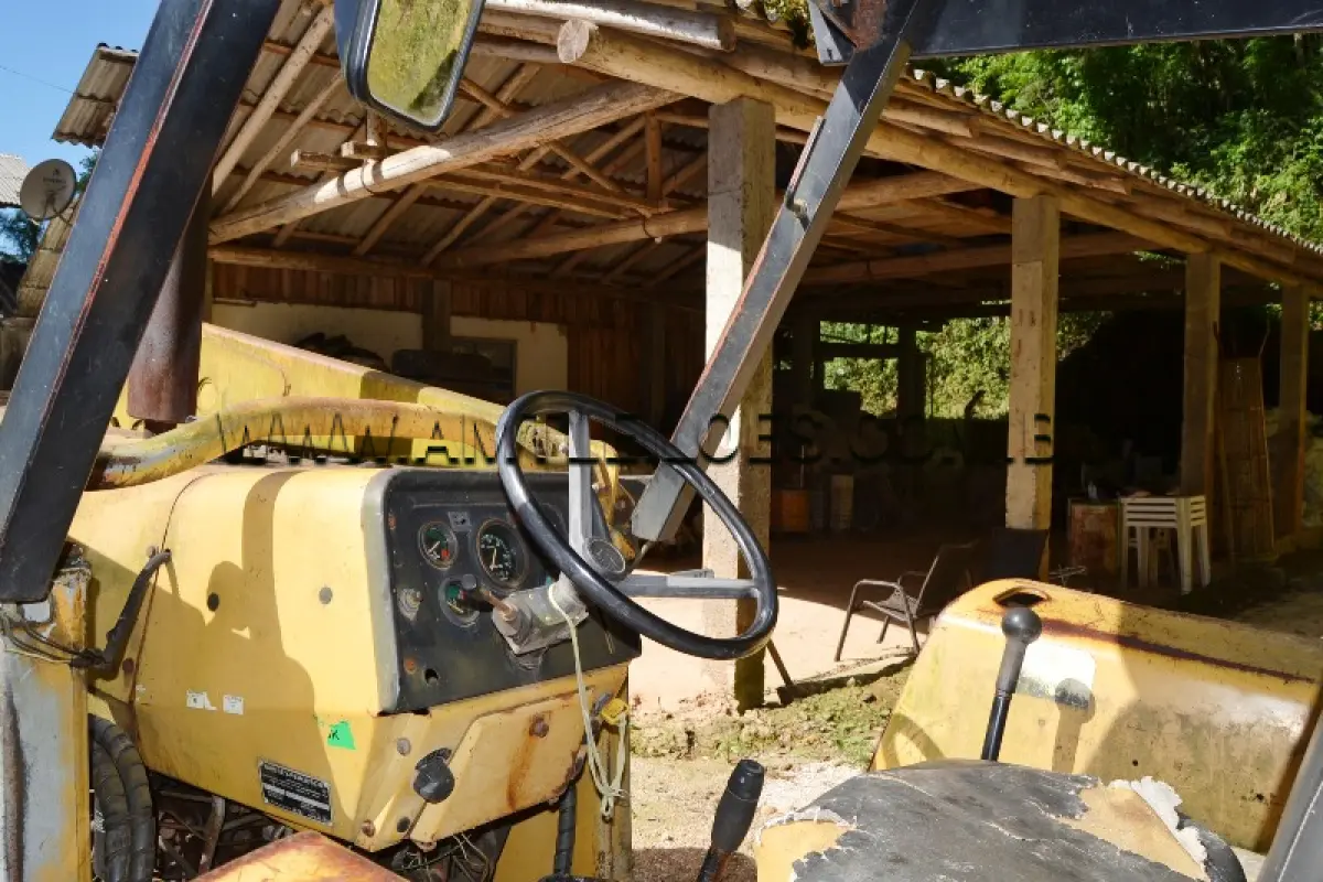 LOTE 009 - MARCA/MODELO: RETROESCAVADEIRA MASSEY FERGUSON / 86HS - Ano: 1990