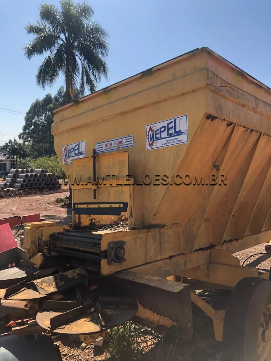 LOTE 006 - 01 DISTRIBUIDOR DE ADUBO ORGÂNICO SÓLIDO