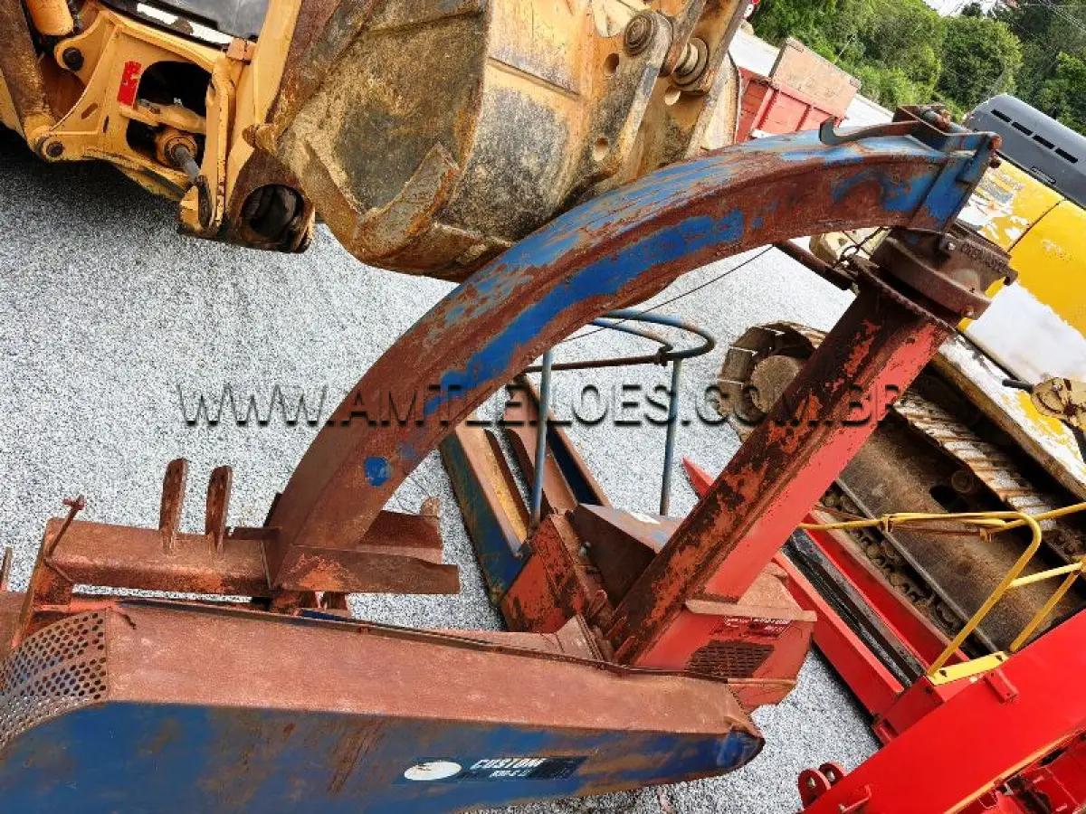 LOTE 017 - MARCA/MODELO: ENSILADEIRA COLHEDEIRA DE FORRAGEM COM 04 ROLOS,	 POTENCIA MÍNIMA PARA ACIONAMENTO MINIMO TDP 55CV