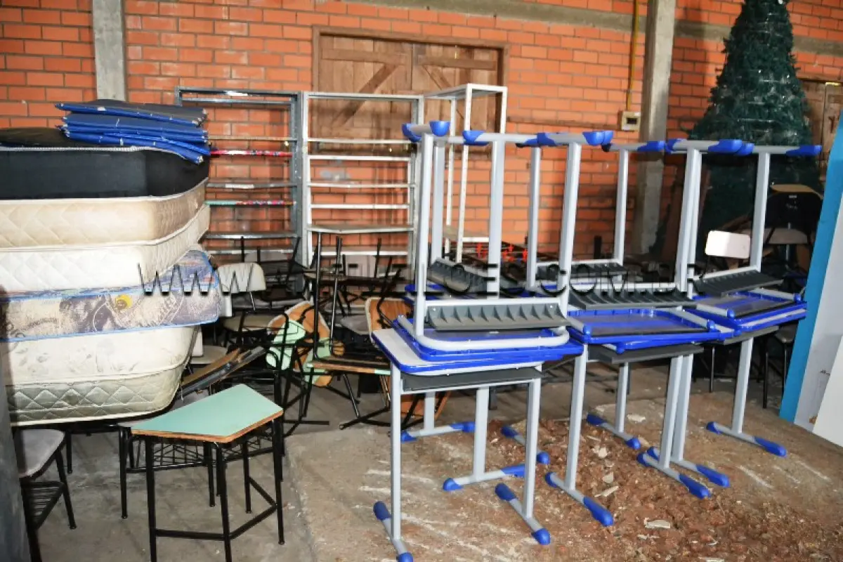 LOTE 001 - LOTE COMPOSTO DE MOBILIÁRIO EM GERAL; ELETRÔNICOS; CORTINAS E SUCATAS
