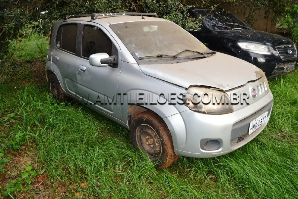 LOTE 004 - Marca: FIAT / Modelo: UNO VIVACE 1.0, Placa: HMQ0577, Ano/Modelo: 2012, atingido pela enchente.
