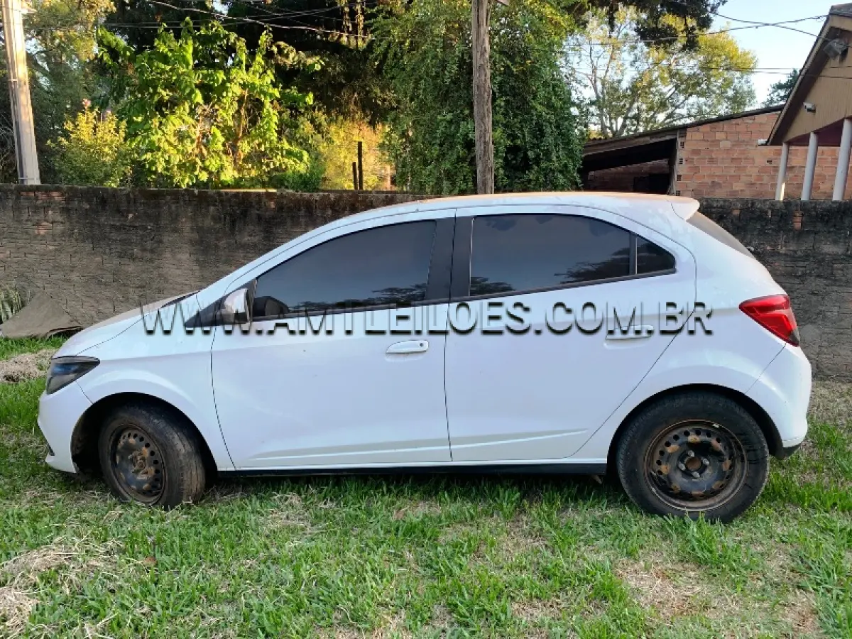 LOTE 008 - Marca: CHEVROLET /  Modelo: ONIX 1.4MT  LT, Placa: IWT9845, Ano/Modelo: 2015, atingido pela enchente.