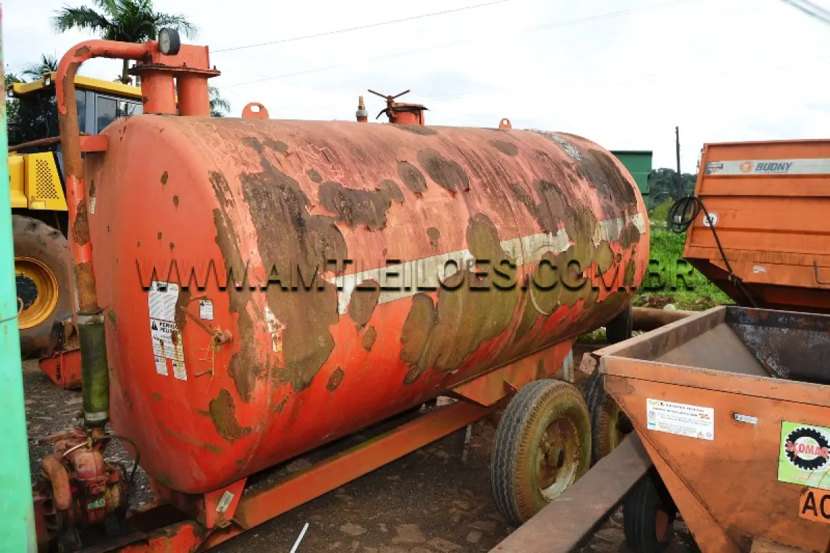 LOTE 010 - MARCA/MODELO:  01 MÁQUINA DE DISTRIBUIDOR DE ADUBO ORGANICO