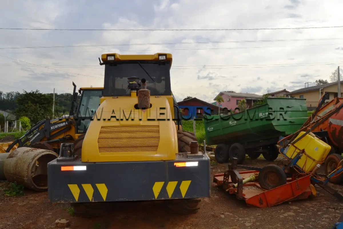 LOTE 005 - MARCA/MODELO: ROLO COMPACTADOR VIBRATÓRIO DE CILINDRO / XCMG, COR: AMARELO, ANO/MODELO: 2023