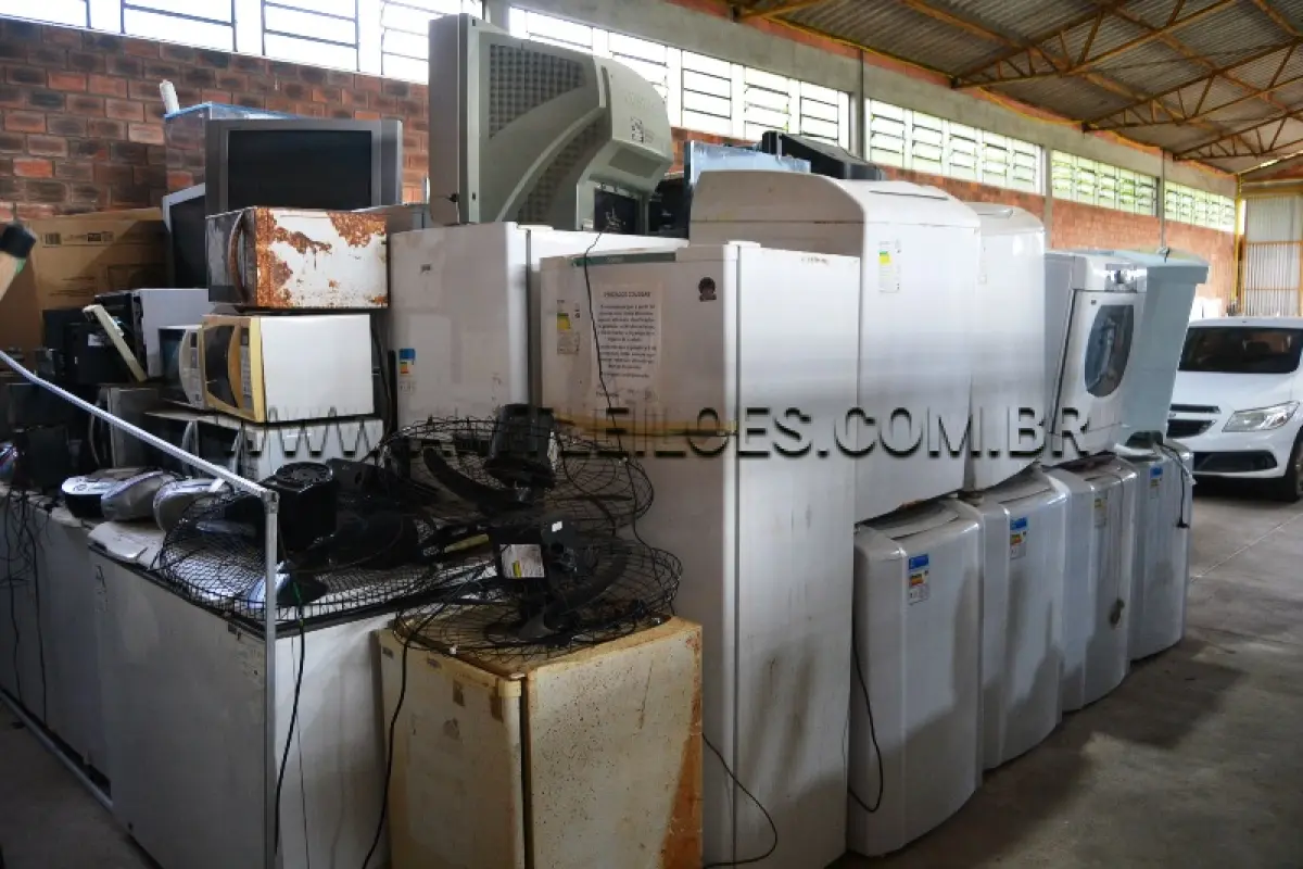 LOTE 027 - LOTE COMPOSTO DE 150 UN. COM  DIVERSOS ELETRODOMÉSTICOS: GELADEIRA, FREEZER, GELADEIRA COMERCIAL, LAVADOURA/SECADOURA DE ROUPAS, FORNO MICRO-ONDAS, FORNO ELÉTRICO, BUFFETS, TELEVISORES, APARELHOS DE DVD/SOM, VENTILADORES, BATEDEIRAS, LIQUIDIFICADOR E MULTIPROCESSADOR.