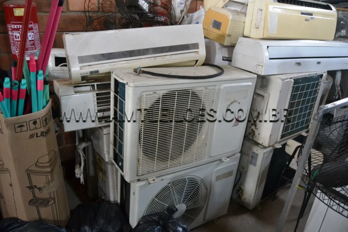 LOTE 028 - LOTE COMPOSTO DE 15 UN. DE AR CONDICIONADO DE DIVERSAS MARCAS E MODELOS, COM OS SEGUINTES BTUS: 9000, 12.000, 24.000, 30.000 E 36.000.