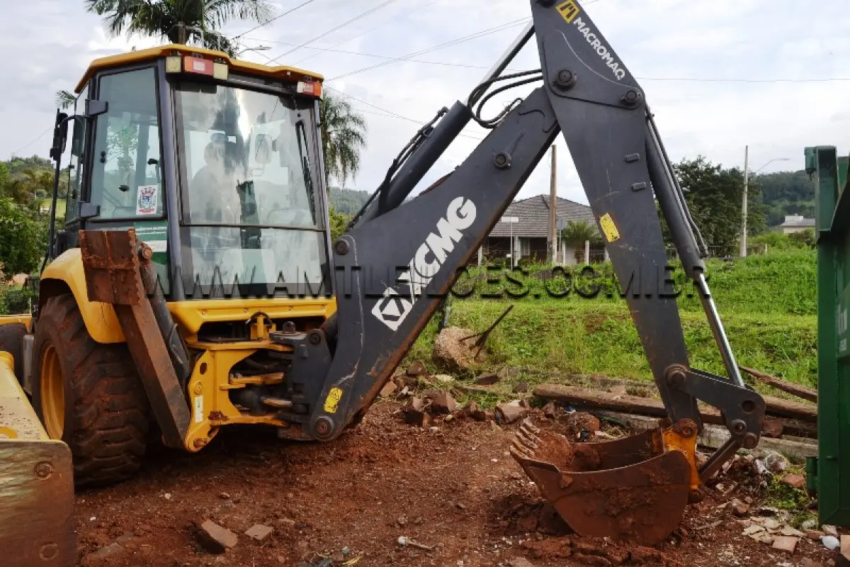 LOTE 006 - MARCA/MODELO: RETROESCAVADEIRA / XCMG, COR: AMARELO, ANO/MODELO: XC870BRI ANO 2022.