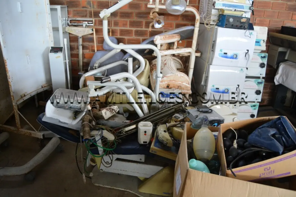 LOTE 030 - LOTE COMPOSTO DE 30 UN. COM OS SEGUINTES EQUIPAMENTOS PARA AREA DA SAÚDE: CADEIRA ODONTOLÓGICA, AUTO-CLAVE, BISTURI ELÉTRICO, NEGATOSCÓPIO, CÂMARA DE CONSERVAÇÃO, COMPRESSORAS E BALANÇAS.