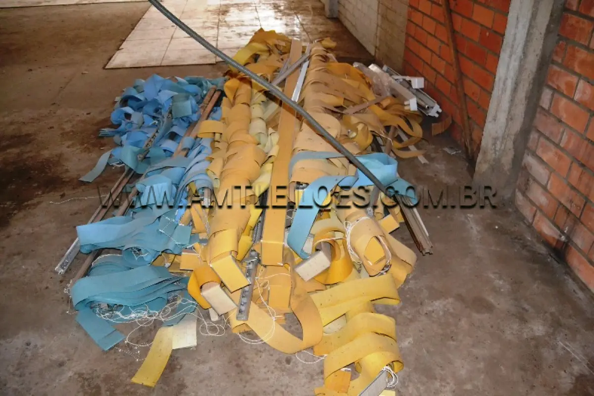 LOTE 001 - LOTE COMPOSTO DE MOBILIÁRIO EM GERAL; ELETRÔNICOS; CORTINAS E SUCATAS