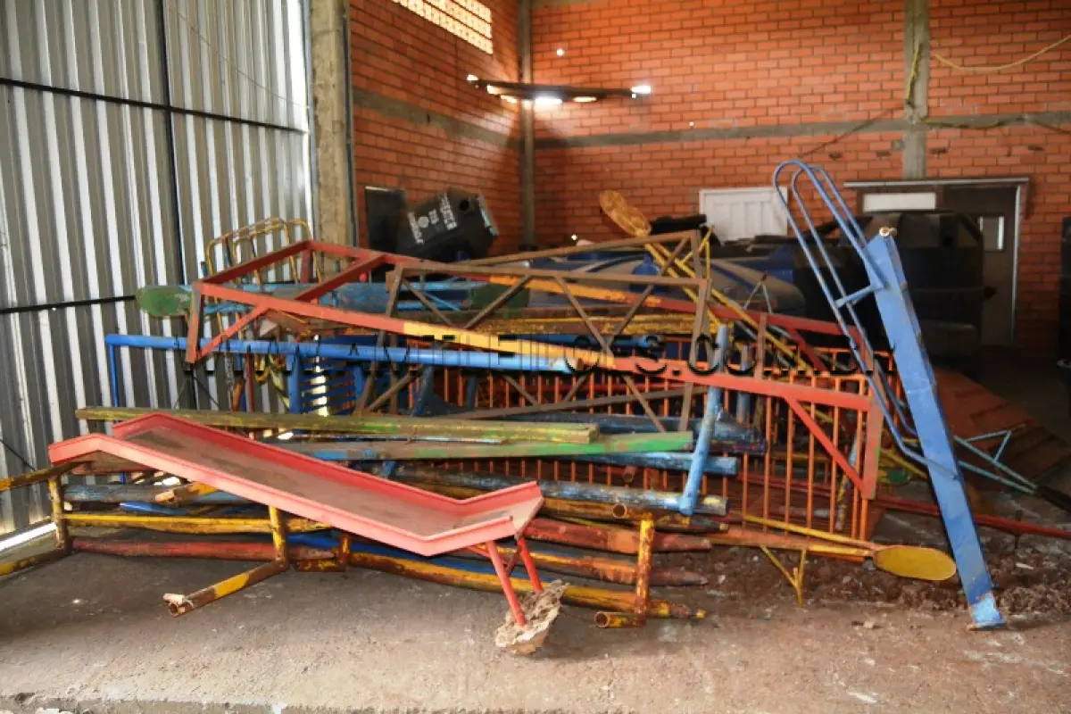 LOTE 002 - LOTE COMPOSTO DE FILTROS DE VEÍCULOS E MÁQUINAS; ESTRUTURAS DE PARQUE; UM MOTOR E UMA ROÇADEIRA.