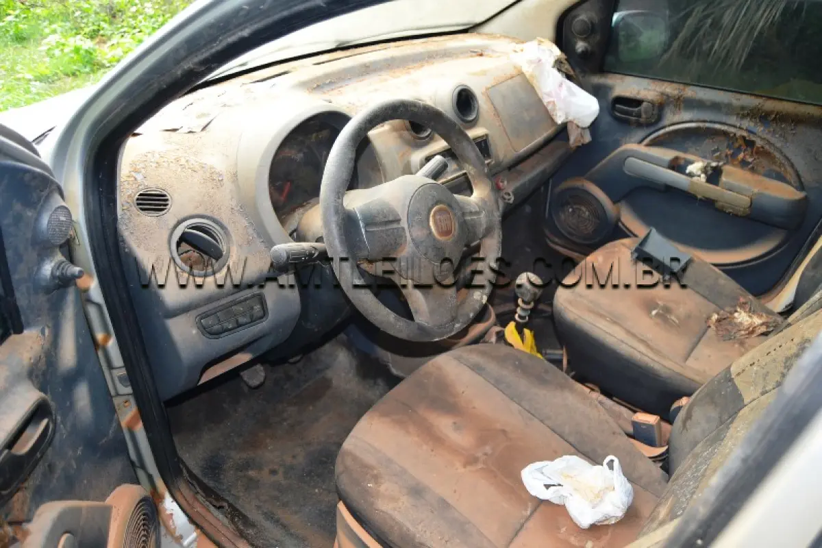 LOTE 004 - Marca: FIAT / Modelo: UNO VIVACE 1.0, Placa: HMQ0577, Ano/Modelo: 2012, atingido pela enchente.