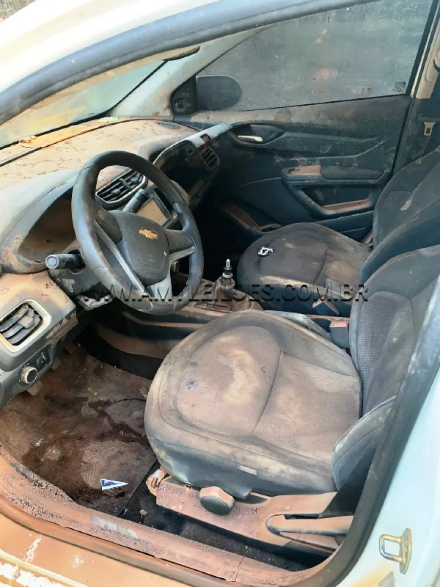LOTE 008 - Marca: CHEVROLET /  Modelo: ONIX 1.4MT  LT, Placa: IWT9845, Ano/Modelo: 2015, atingido pela enchente.